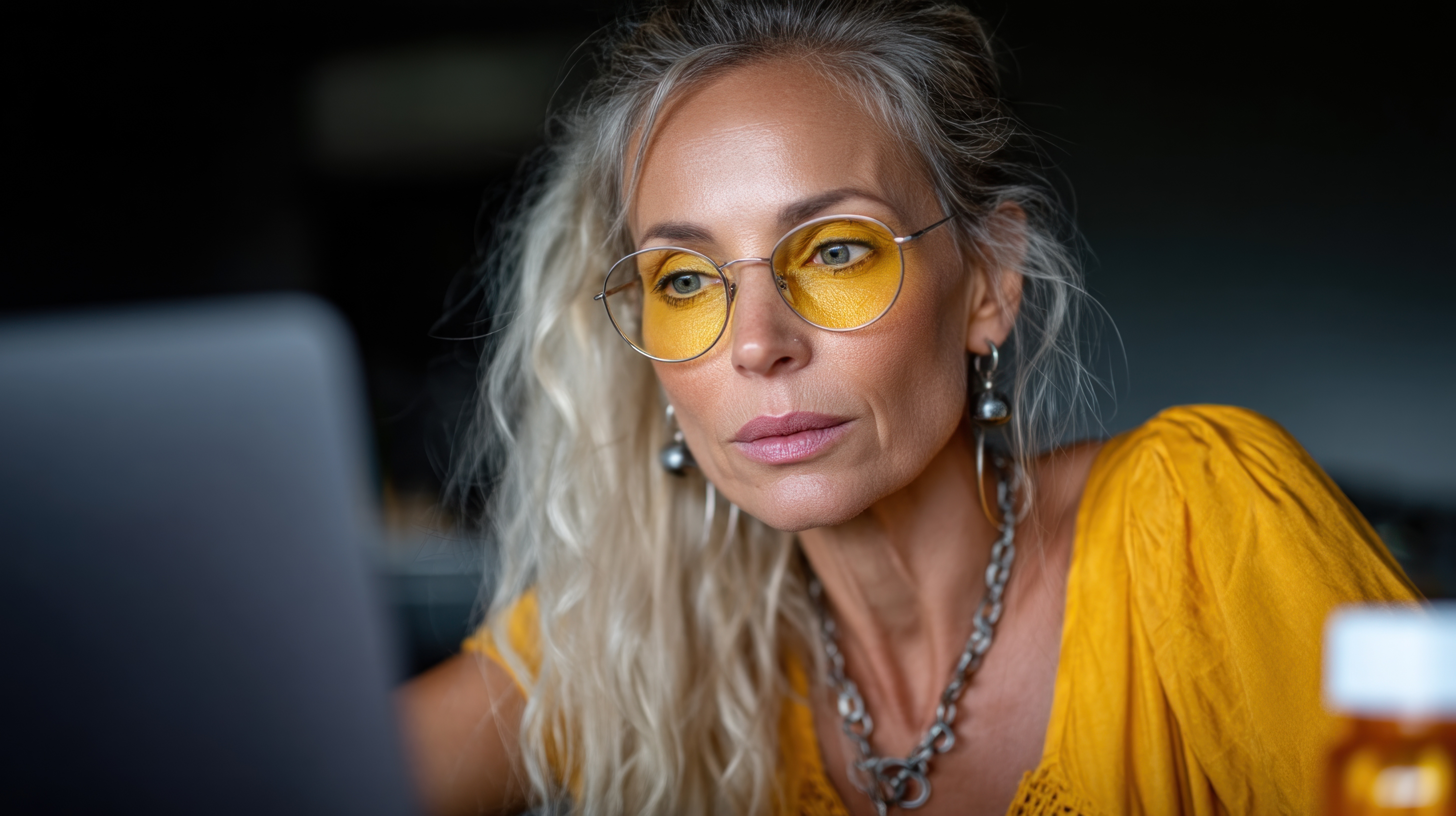 Brille mit getönten Gläsern auf einem Tisch im natürlichen Licht