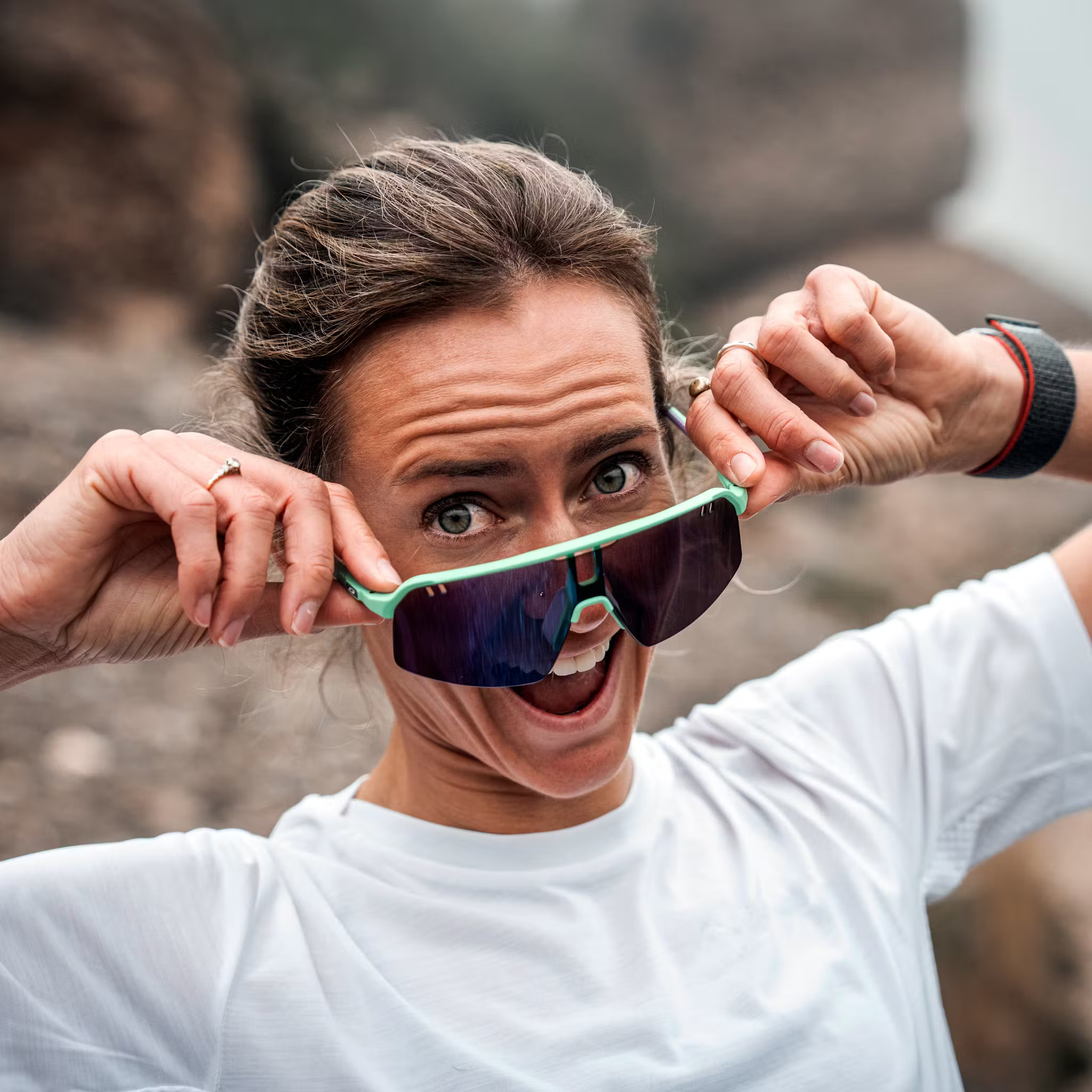 Trail-Läuferin mit Julbo Reactiv Sonnenbrille bei Sonnenschein