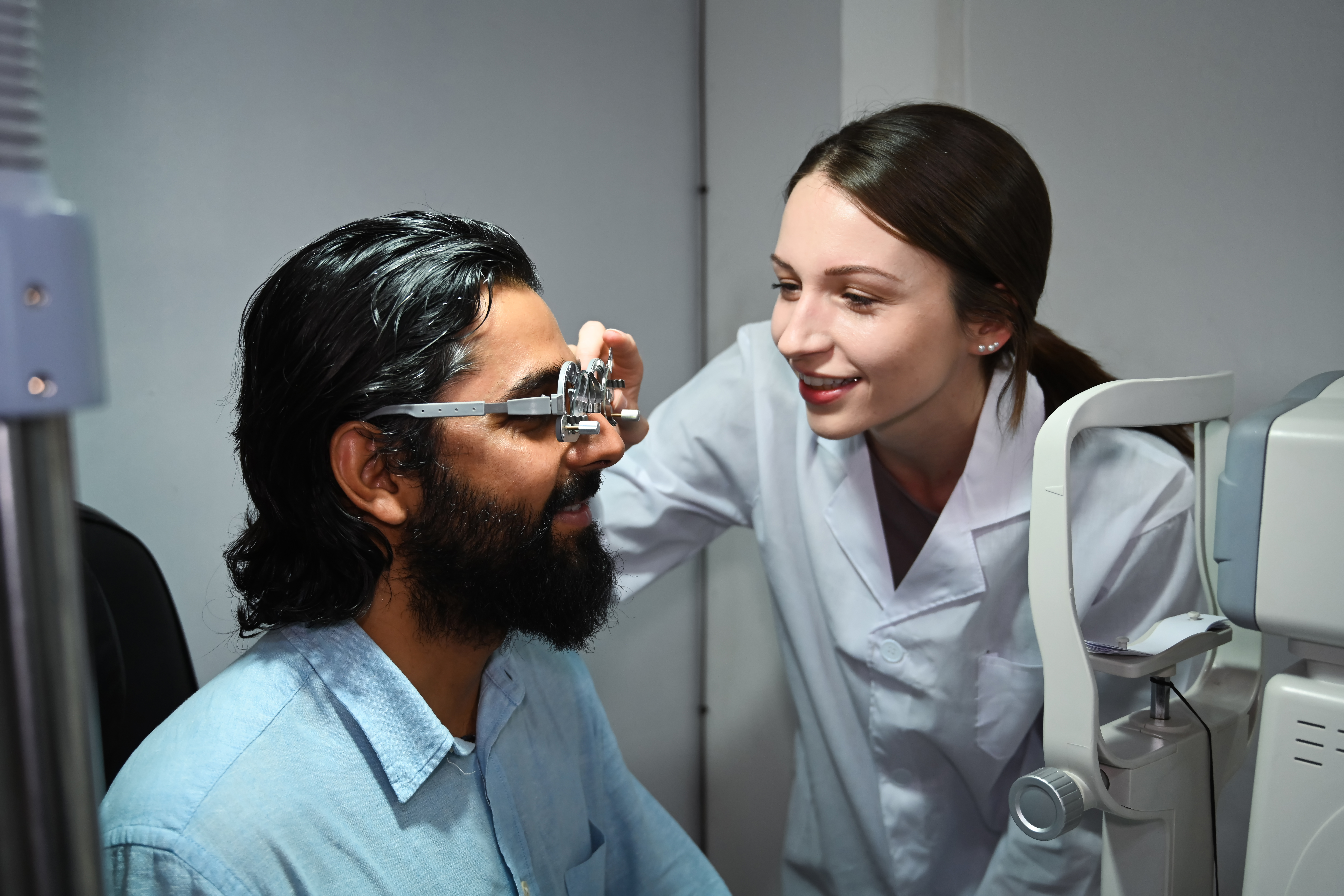 Augenuntersuchung beim Optiker: Sehschärfe und Glasempfehlung