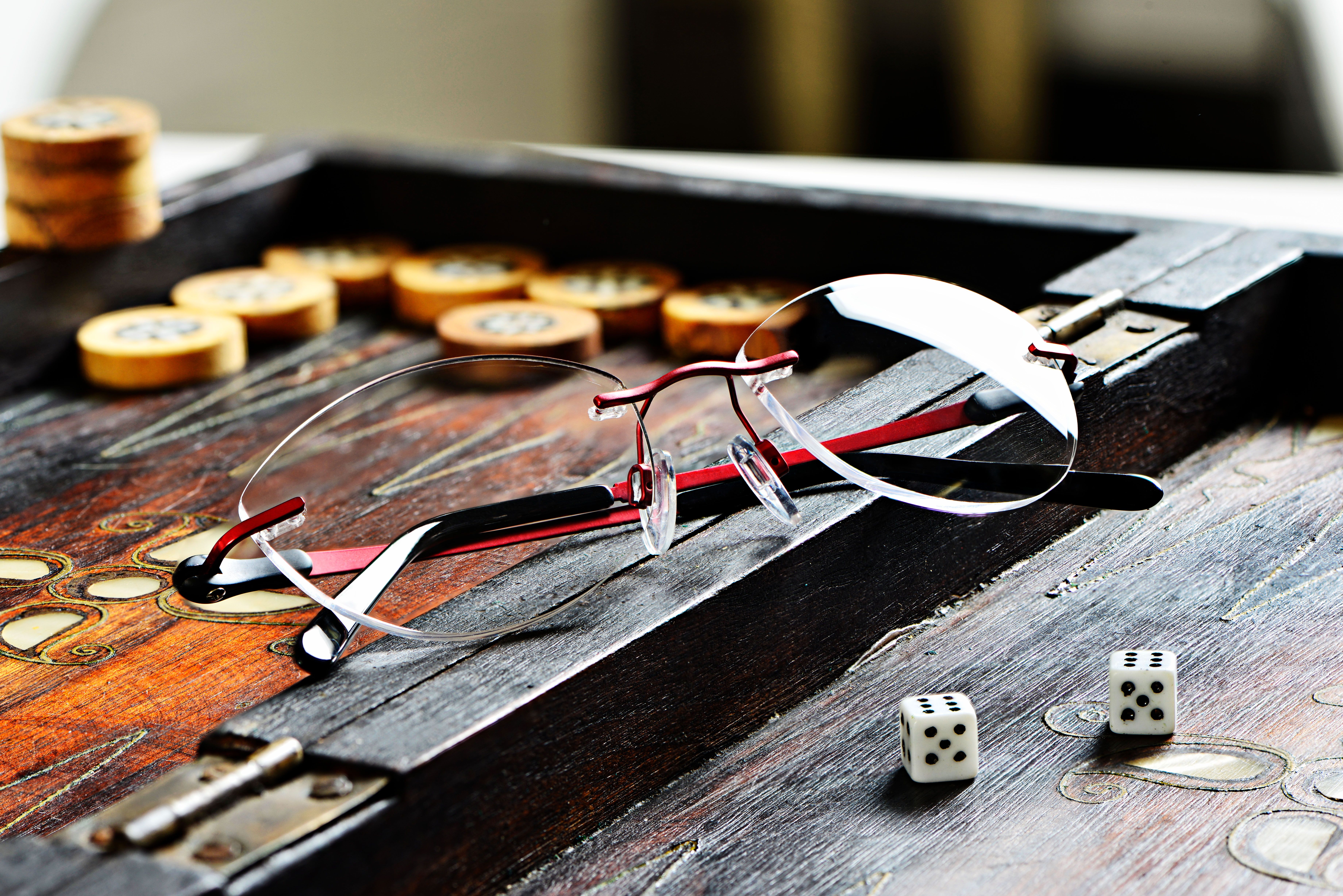 Randlose Brille auf einem Tisch, Symbol für optischen Minimalismus