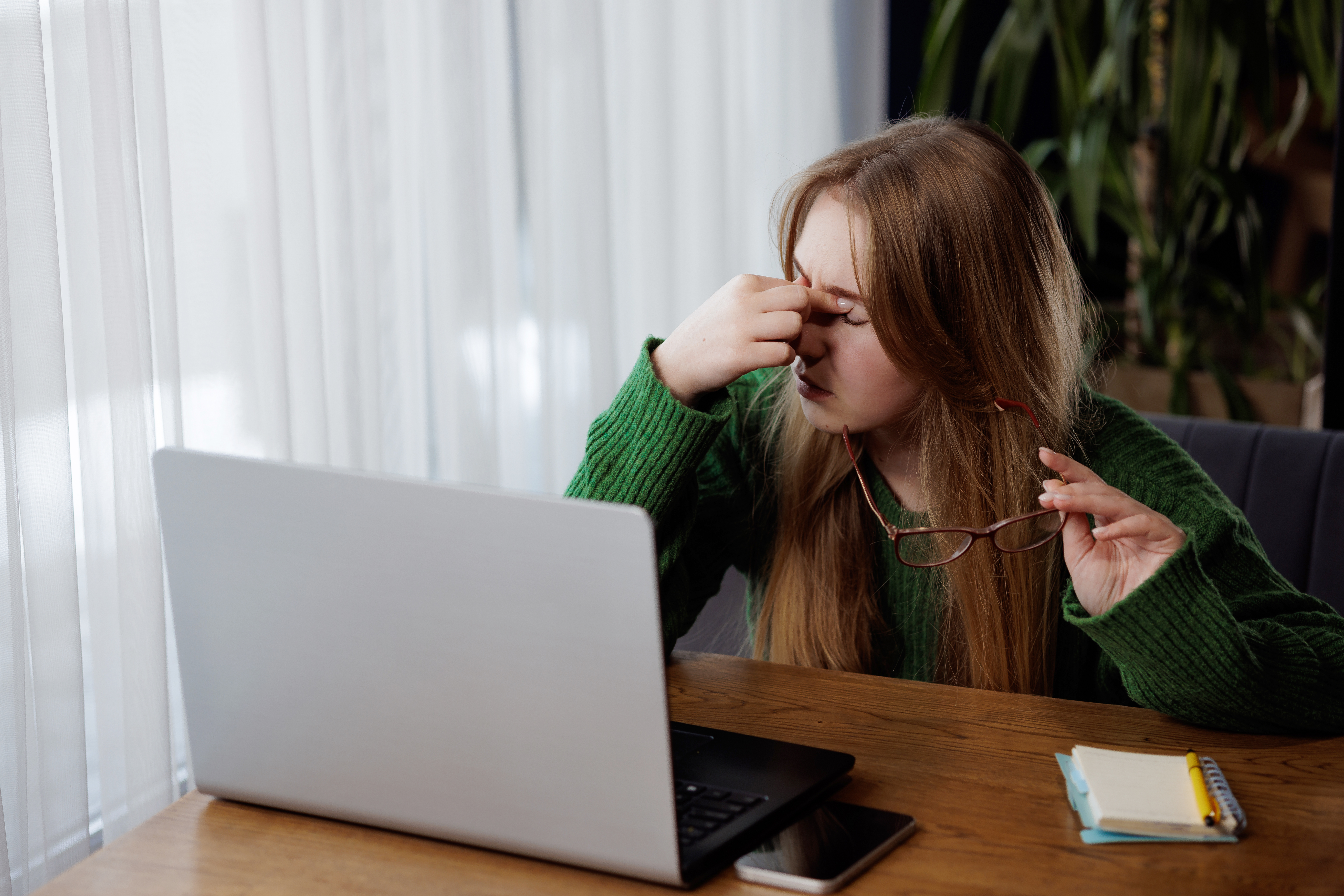 Frau mit müden Augen durch Bildschirmarbeit