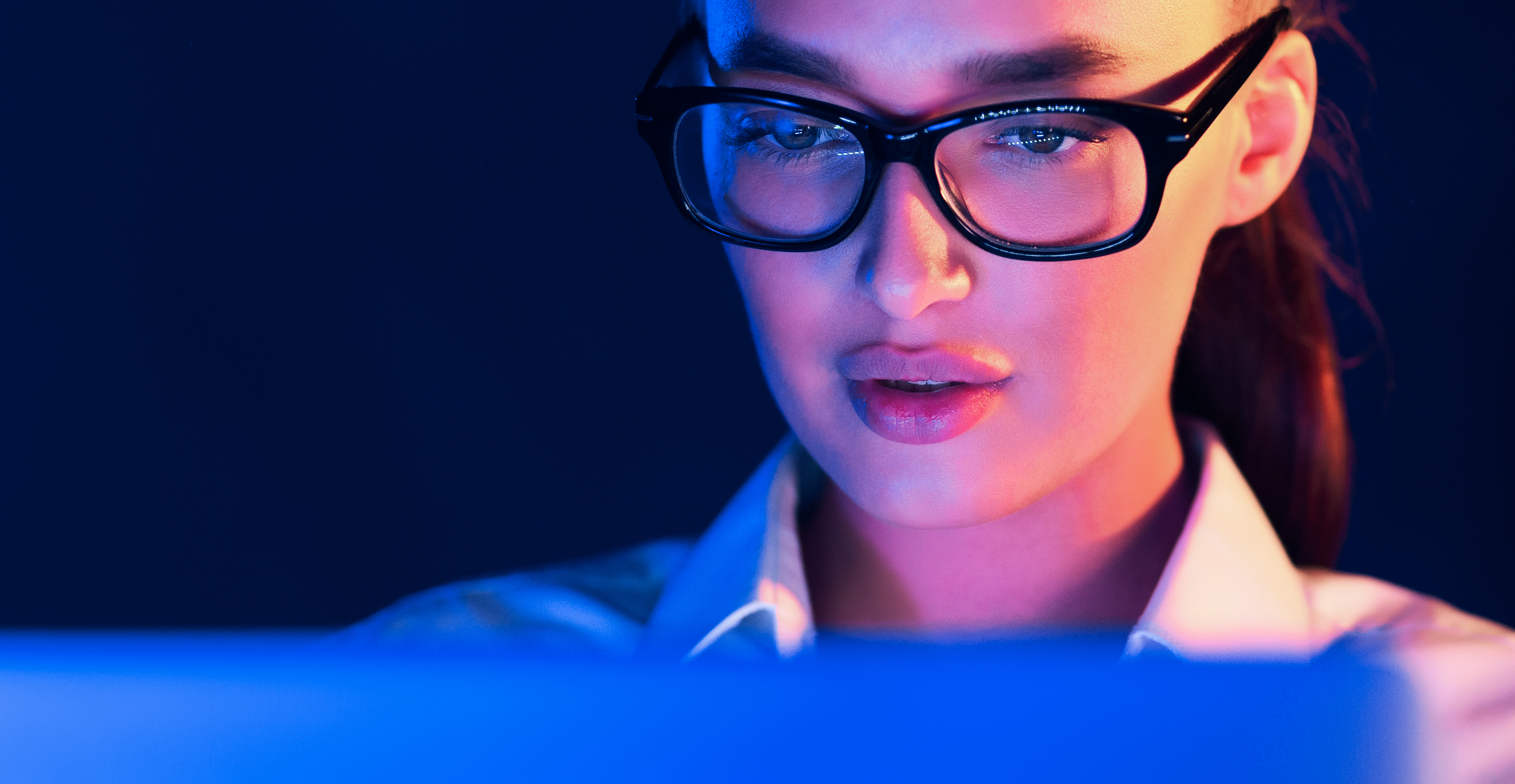 Arbeiten am Laptop bei Nacht: Einfluss des blauen Lichts
